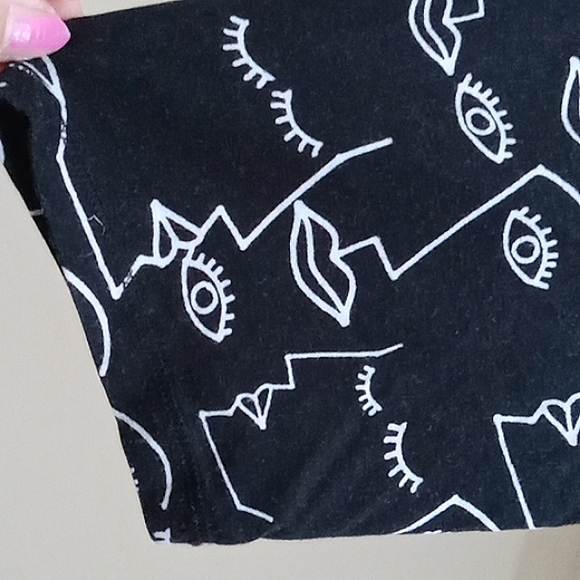 Tahari | Black and White Print High Lo Tunic Blouse - Picture 10 of 12